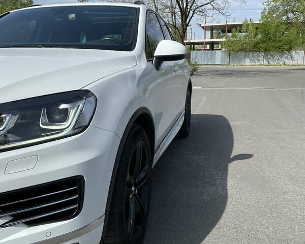 Білий Фольксваген Туарег, об'ємом двигуна 4.13 л та пробігом 169 тис. км за 32000 $, фото 25 на Automoto.ua