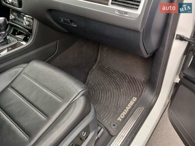 Белый Фольксваген Туарег, объемом двигателя 3 л и пробегом 170 тыс. км за 24900 $, фото 28 на Automoto.ua