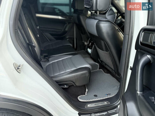 Білий Фольксваген Туарег, об'ємом двигуна 2.98 л та пробігом 287 тис. км за 24250 $, фото 28 на Automoto.ua
