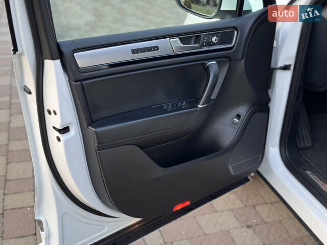 Білий Фольксваген Туарег, об'ємом двигуна 4.13 л та пробігом 197 тис. км за 27000 $, фото 17 на Automoto.ua