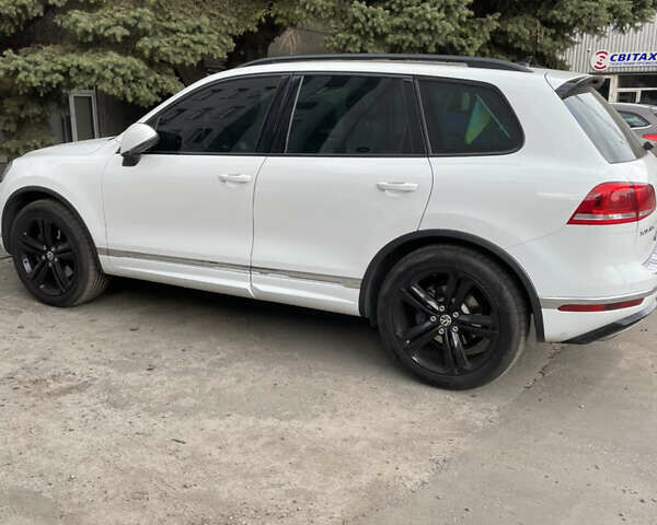 Білий Фольксваген Туарег, об'ємом двигуна 4.13 л та пробігом 169 тис. км за 32000 $, фото 26 на Automoto.ua