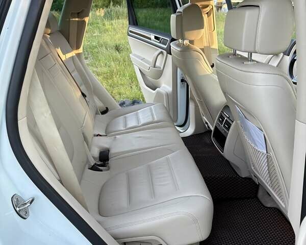 Белый Фольксваген Туарег, объемом двигателя 2.97 л и пробегом 99 тыс. км за 28500 $, фото 16 на Automoto.ua