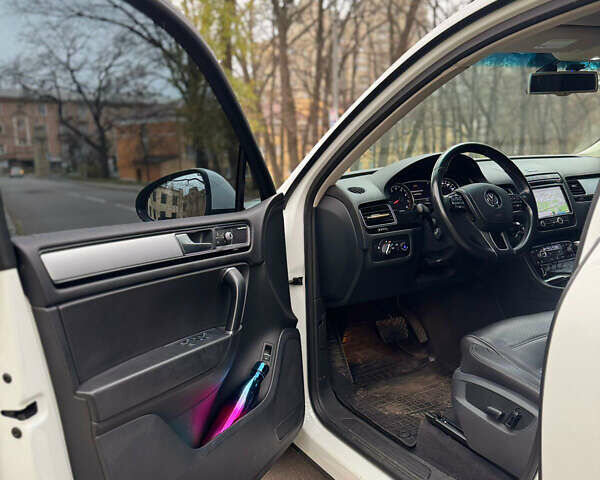 Белый Фольксваген Туарег, объемом двигателя 3.6 л и пробегом 125 тыс. км за 22500 $, фото 8 на Automoto.ua