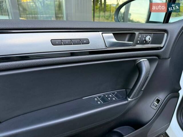 Белый Фольксваген Туарег, объемом двигателя 2.97 л и пробегом 205 тыс. км за 23900 $, фото 29 на Automoto.ua