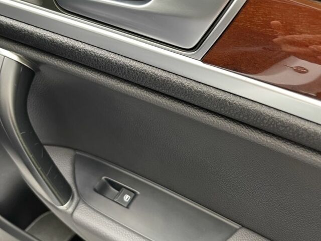 Белый Фольксваген Туарег, объемом двигателя 3 л и пробегом 208 тыс. км за 21800 $, фото 22 на Automoto.ua