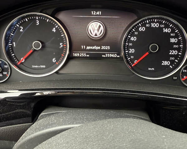 Білий Фольксваген Туарег, об'ємом двигуна 4.13 л та пробігом 169 тис. км за 32000 $, фото 29 на Automoto.ua