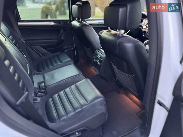 Білий Фольксваген Туарег, об'ємом двигуна 4.13 л та пробігом 197 тис. км за 27000 $, фото 35 на Automoto.ua