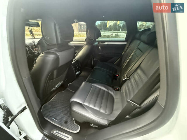 Білий Фольксваген Туарег, об'ємом двигуна 2.98 л та пробігом 287 тис. км за 24250 $, фото 24 на Automoto.ua