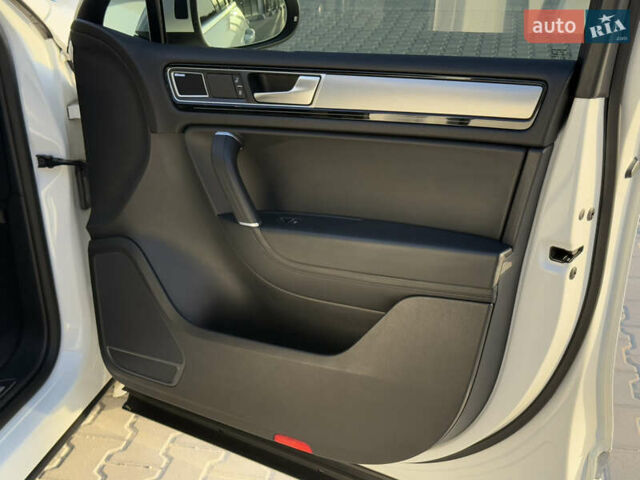 Білий Фольксваген Туарег, об'ємом двигуна 3 л та пробігом 279 тис. км за 24700 $, фото 36 на Automoto.ua