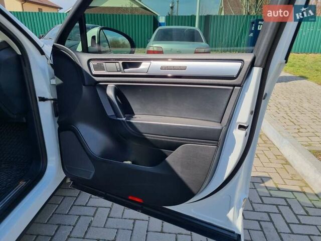 Білий Фольксваген Туарег, об'ємом двигуна 2.97 л та пробігом 240 тис. км за 28000 $, фото 16 на Automoto.ua