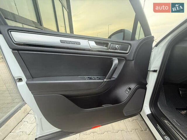 Білий Фольксваген Туарег, об'ємом двигуна 2.98 л та пробігом 287 тис. км за 24250 $, фото 23 на Automoto.ua