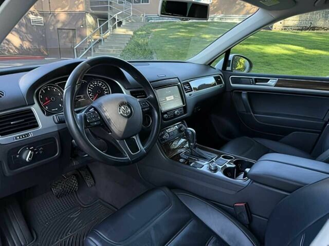 Белый Фольксваген Туарег, объемом двигателя 3.6 л и пробегом 72 тыс. км за 12000 $, фото 9 на Automoto.ua