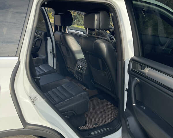 Білий Фольксваген Туарег, об'ємом двигуна 3 л та пробігом 199 тис. км за 35500 $, фото 20 на Automoto.ua