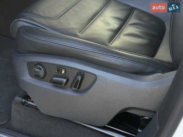 Білий Фольксваген Туарег, об'ємом двигуна 3 л та пробігом 279 тис. км за 24700 $, фото 28 на Automoto.ua