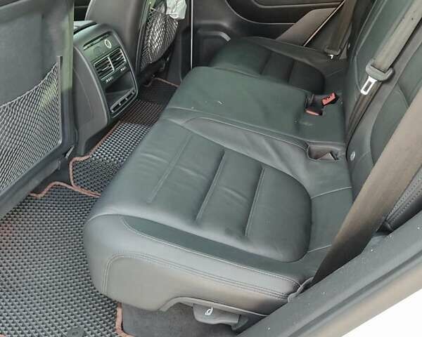 Білий Фольксваген Туарег, об'ємом двигуна 3 л та пробігом 157 тис. км за 27500 $, фото 23 на Automoto.ua