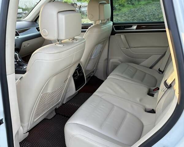 Белый Фольксваген Туарег, объемом двигателя 2.97 л и пробегом 99 тыс. км за 28500 $, фото 15 на Automoto.ua