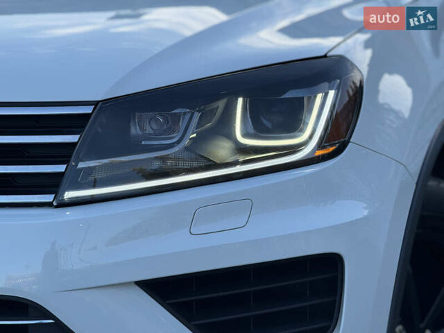 Белый Фольксваген Туарег, объемом двигателя 3.6 л и пробегом 242 тыс. км за 18500 $, фото 1 на Automoto.ua