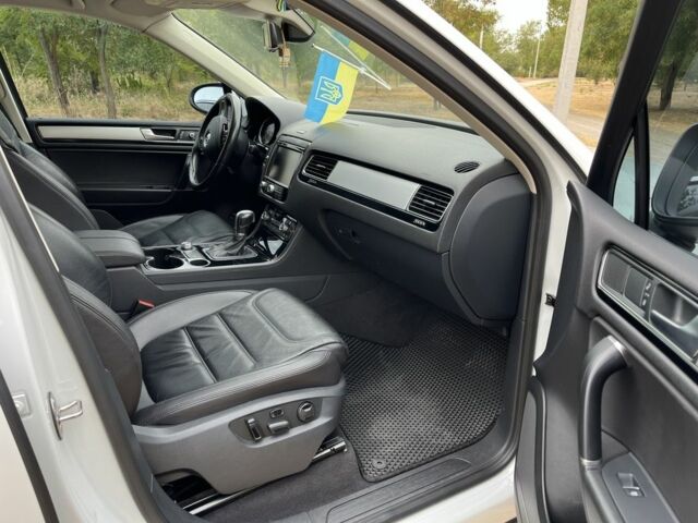 Белый Фольксваген Туарег, объемом двигателя 3 л и пробегом 204 тыс. км за 26000 $, фото 16 на Automoto.ua