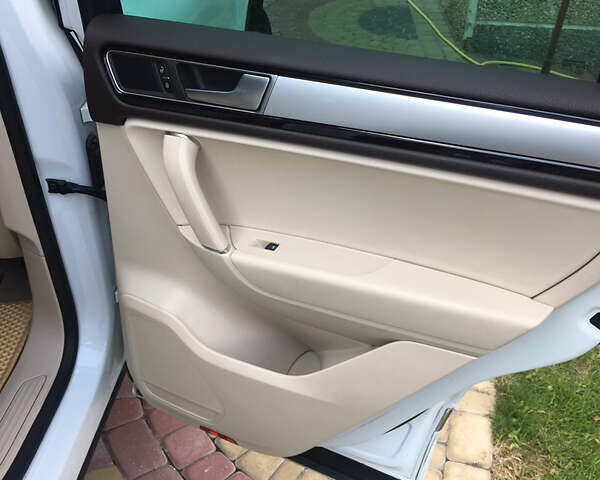 Белый Фольксваген Туарег, объемом двигателя 2.97 л и пробегом 285 тыс. км за 21000 $, фото 13 на Automoto.ua