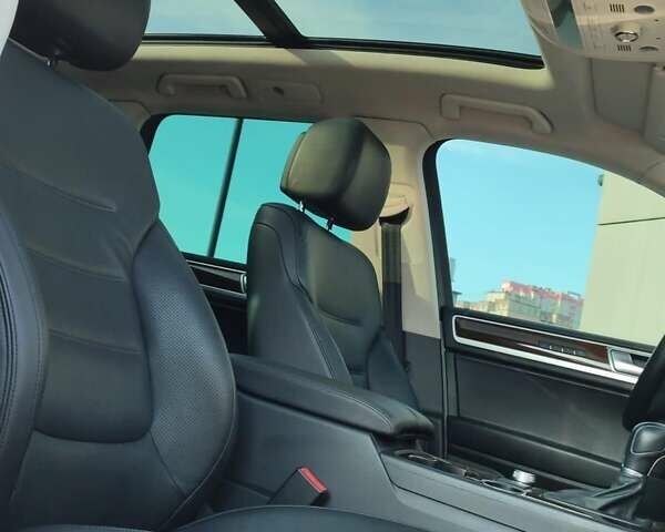 Білий Фольксваген Туарег, об'ємом двигуна 3 л та пробігом 157 тис. км за 27500 $, фото 22 на Automoto.ua