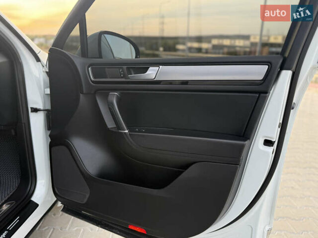 Білий Фольксваген Туарег, об'ємом двигуна 2.98 л та пробігом 287 тис. км за 24250 $, фото 35 на Automoto.ua