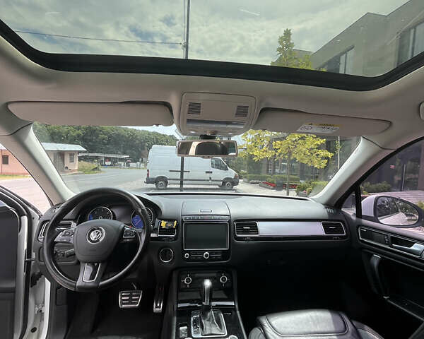 Білий Фольксваген Туарег, об'ємом двигуна 2.97 л та пробігом 247 тис. км за 29800 $, фото 13 на Automoto.ua