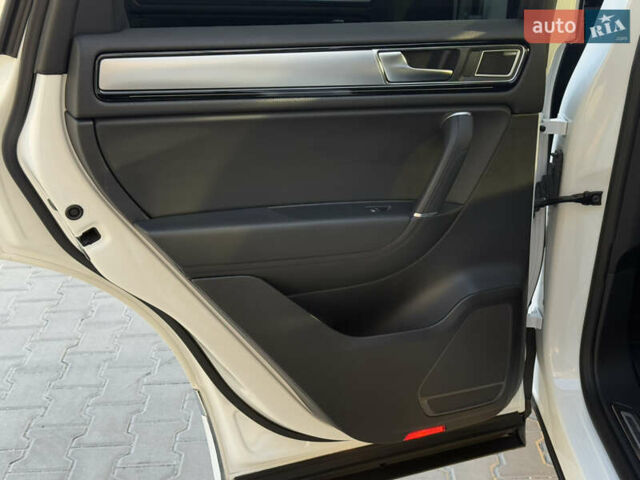 Білий Фольксваген Туарег, об'ємом двигуна 3 л та пробігом 279 тис. км за 24700 $, фото 31 на Automoto.ua