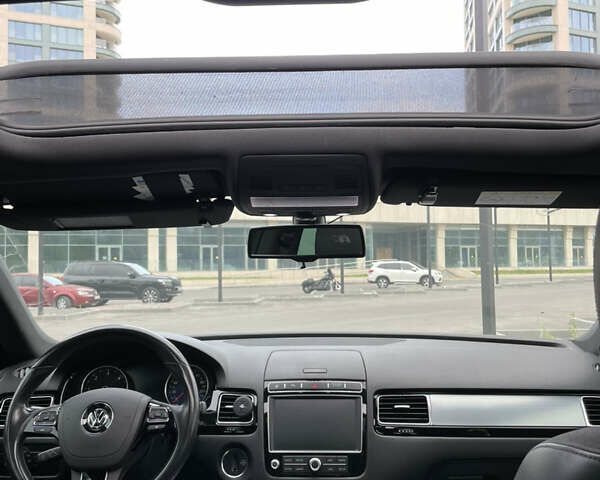 Білий Фольксваген Туарег, об'ємом двигуна 4.13 л та пробігом 169 тис. км за 32000 $, фото 4 на Automoto.ua