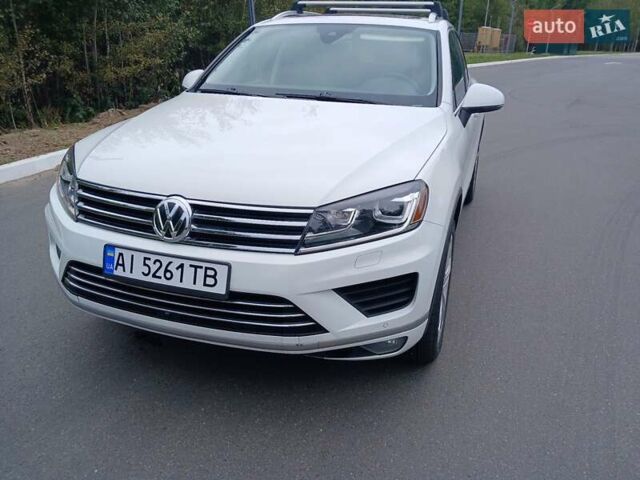Белый Фольксваген Туарег, объемом двигателя 3 л и пробегом 170 тыс. км за 24900 $, фото 2 на Automoto.ua
