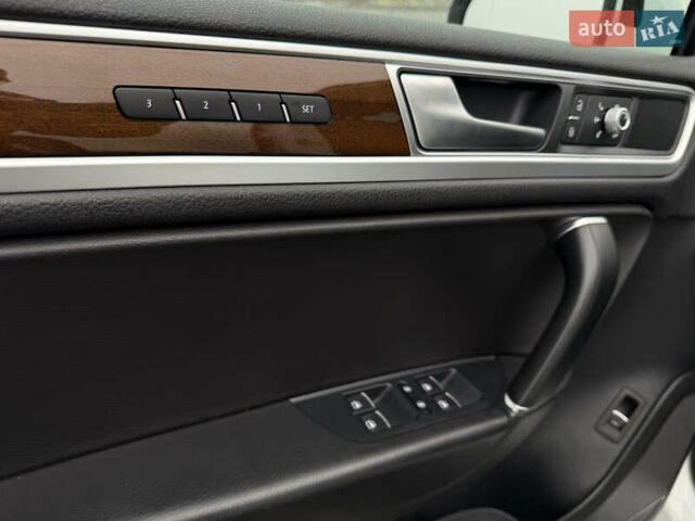 Белый Фольксваген Туарег, объемом двигателя 2.97 л и пробегом 216 тыс. км за 24500 $, фото 9 на Automoto.ua