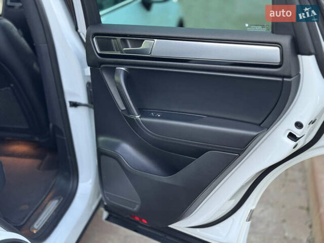 Білий Фольксваген Туарег, об'ємом двигуна 4.13 л та пробігом 197 тис. км за 27000 $, фото 34 на Automoto.ua