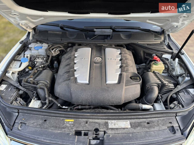 Білий Фольксваген Туарег, об'ємом двигуна 4.13 л та пробігом 197 тис. км за 27000 $, фото 43 на Automoto.ua