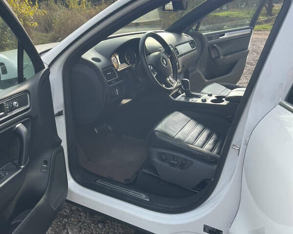 Білий Фольксваген Туарег, об'ємом двигуна 3 л та пробігом 199 тис. км за 35500 $, фото 19 на Automoto.ua