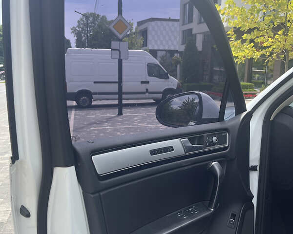 Білий Фольксваген Туарег, об'ємом двигуна 2.97 л та пробігом 247 тис. км за 29800 $, фото 10 на Automoto.ua