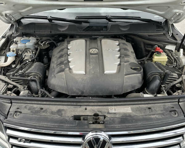 Білий Фольксваген Туарег, об'ємом двигуна 4.13 л та пробігом 169 тис. км за 32000 $, фото 2 на Automoto.ua