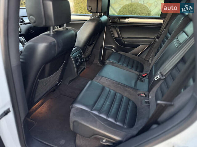 Білий Фольксваген Туарег, об'ємом двигуна 4.13 л та пробігом 197 тис. км за 27000 $, фото 23 на Automoto.ua