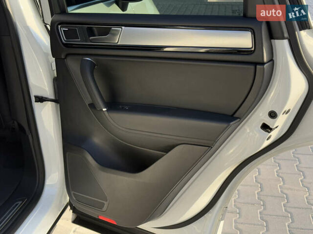 Білий Фольксваген Туарег, об'ємом двигуна 3 л та пробігом 279 тис. км за 24700 $, фото 34 на Automoto.ua