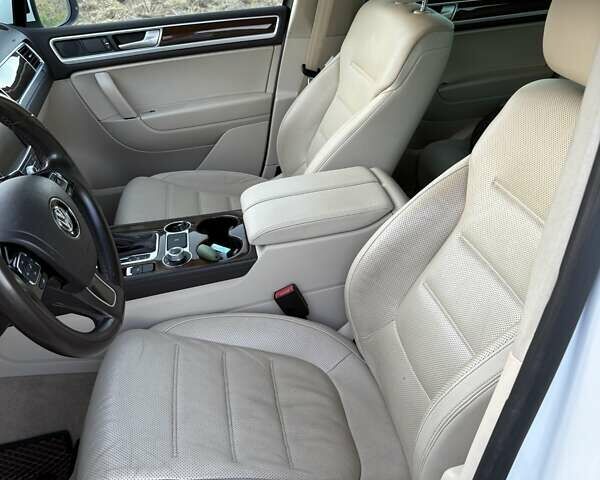 Белый Фольксваген Туарег, объемом двигателя 2.97 л и пробегом 99 тыс. км за 28500 $, фото 10 на Automoto.ua