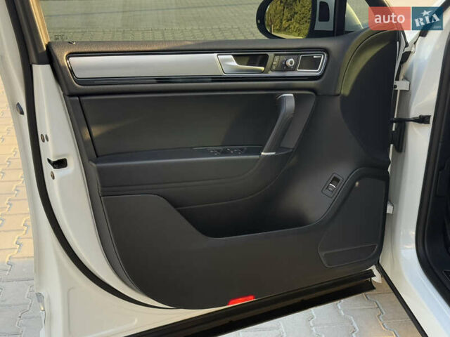 Білий Фольксваген Туарег, об'ємом двигуна 3 л та пробігом 279 тис. км за 24700 $, фото 42 на Automoto.ua