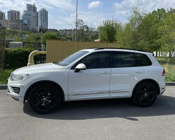 Білий Фольксваген Туарег, об'ємом двигуна 4.13 л та пробігом 169 тис. км за 32000 $, фото 10 на Automoto.ua