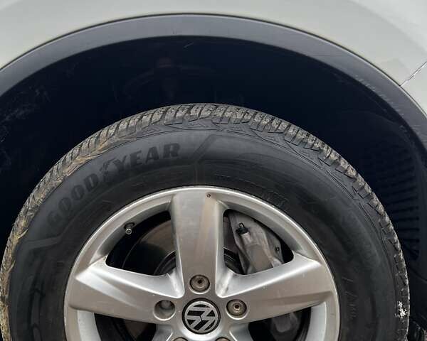 Білий Фольксваген Туарег, об'ємом двигуна 2.97 л та пробігом 334 тис. км за 26000 $, фото 9 на Automoto.ua