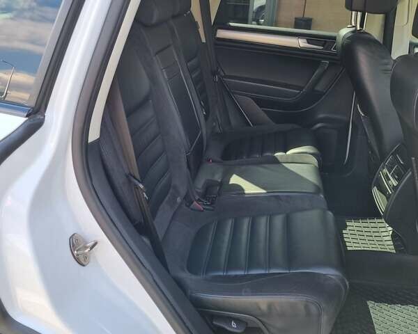 Білий Фольксваген Туарег, об'ємом двигуна 2.97 л та пробігом 240 тис. км за 28000 $, фото 17 на Automoto.ua