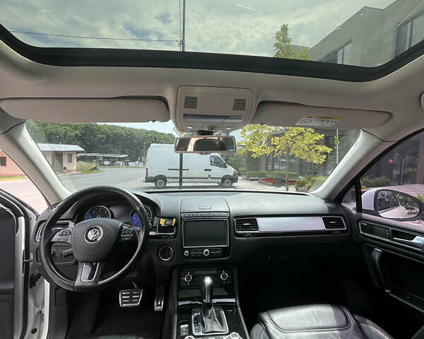 Білий Фольксваген Туарег, об'ємом двигуна 2.97 л та пробігом 247 тис. км за 29800 $, фото 14 на Automoto.ua