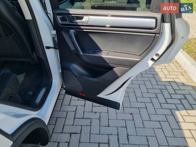 Білий Фольксваген Туарег, об'ємом двигуна 2.97 л та пробігом 240 тис. км за 28000 $, фото 18 на Automoto.ua