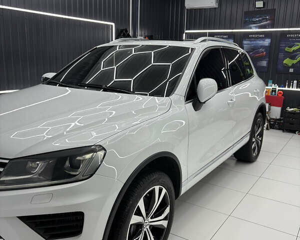 Белый Фольксваген Туарег, объемом двигателя 2.97 л и пробегом 193 тыс. км за 24500 $, фото 8 на Automoto.ua