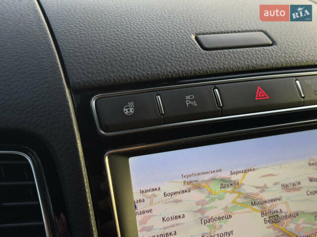 Білий Фольксваген Туарег, об'ємом двигуна 3 л та пробігом 279 тис. км за 24700 $, фото 44 на Automoto.ua