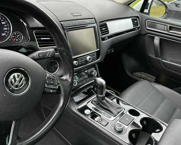 Белый Фольксваген Туарег, объемом двигателя 2.97 л и пробегом 215 тыс. км за 19700 $, фото 18 на Automoto.ua