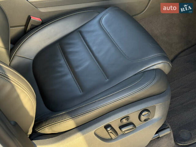 Білий Фольксваген Туарег, об'ємом двигуна 3 л та пробігом 279 тис. км за 24700 $, фото 23 на Automoto.ua