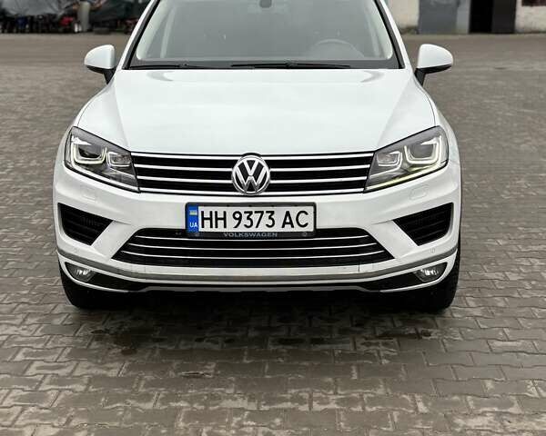 Белый Фольксваген Туарег, объемом двигателя 3 л и пробегом 269 тыс. км за 27000 $, фото 3 на Automoto.ua