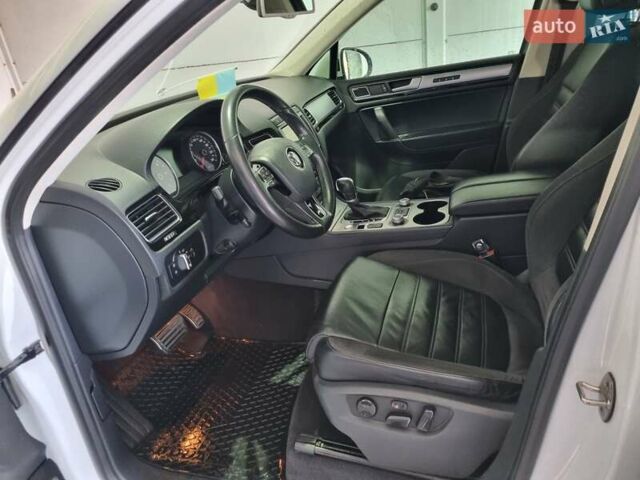 Білий Фольксваген Туарег, об'ємом двигуна 2.97 л та пробігом 240 тис. км за 28000 $, фото 14 на Automoto.ua